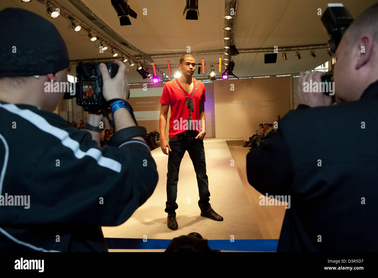 Posen, Polen, Modell präsentiert die Kollektion des Modelabels Doramafi Stockfoto