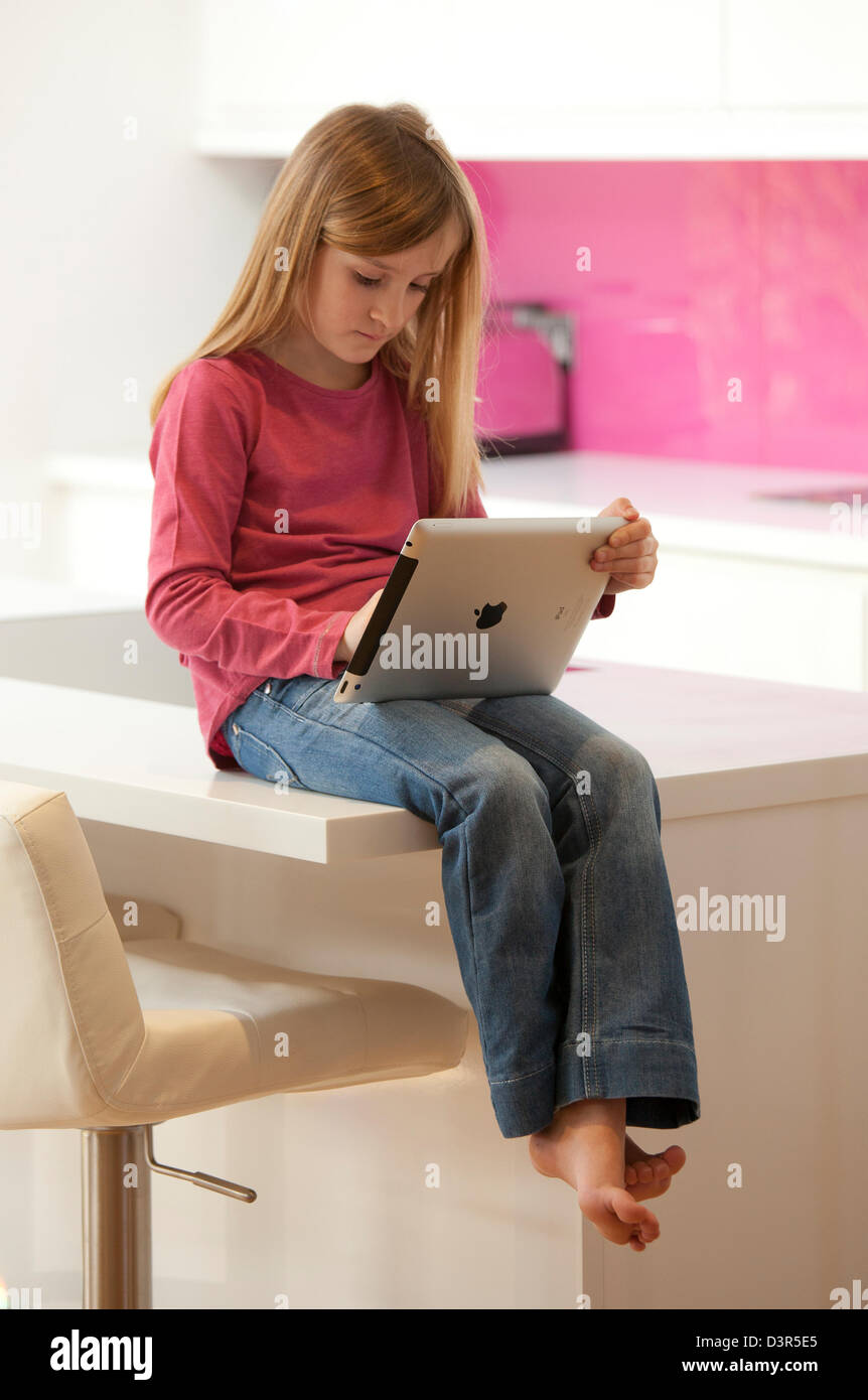 Junge Mädchen spielen auf einem Apple iPad Tablet-computer Stockfoto