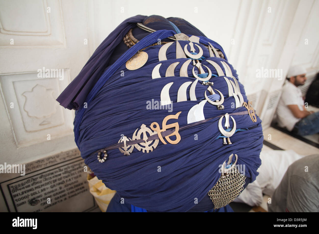 Nahaufnahme von den Turban ein Nihang Sikh mit religiösen Symbolen, Goldener Tempel, Amritsar, Punjab, Indien Stockfoto