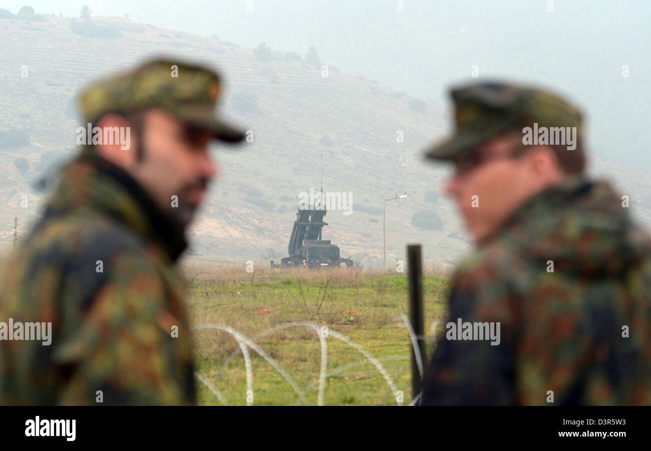Kahramanmaras, Türkei. 23. Februar 2013. Deutsche Soldaten Ar Epictured vor deutscher Patriot-Boden-Luft-Raketen-Systeme in der Nähe von Kahramanmaras, Türkei, 23. Februar 2013. Bundesminister der Verteidigung de Maiziere (CDU) besuchte die Gegend und die deutschen Soldaten am 23. Februar 2013. Rund 300 deutsche Soldaten und zusätzliche Einheiten aus den USA und den Niederlanden sollen um NATO-Partner Türkei vor möglichen Raketenangriffen aus Syrien zu schützen. Foto: RAINER JENSEN/Dpa/Alamy Live-Nachrichten Stockfoto
