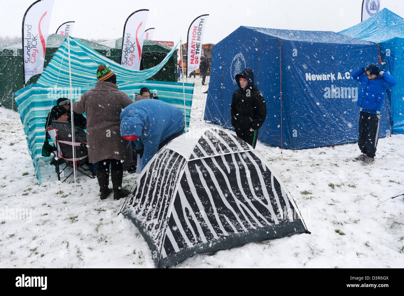 Herrington Country Park, Sunderland, UK. 23. Februar 2013. Schnee als Konkurrenten Camp am nationalen Cross-Country-WM 2013. Bildnachweis: Washington Imaging / Alamy Live News Stockfoto