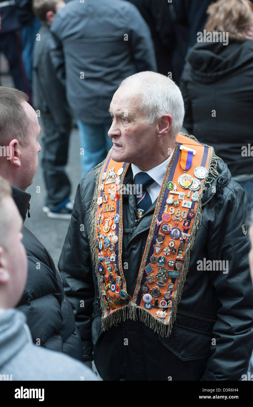 Belfast, UK. 23. Februar 2013.  In Gedenken an James Cummings & Fred Starrett, Mitglieder der Ulster Defence Regiment, März Menschen heute im Zentrum von Belfast. Die beiden Männer wurden eingesetzt, um die Baustelle zu schützen war das Einkaufszentrum CastleCourt im Zentrum von Belfast. Am 24. Februar 1988 wurden beide Männer durch eine Bombe der IRA in Royal Avenue getötet. Bildnachweis: Lee Thomas / Alamy Live News Stockfoto