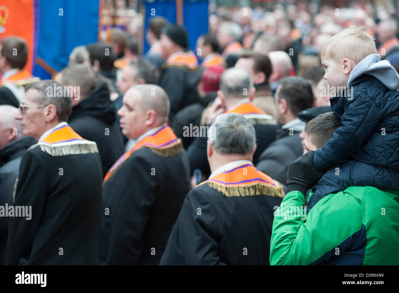 Belfast, UK. 23. Februar 2013.  In Gedenken an James Cummings & Fred Starrett, Mitglieder der Ulster Defence Regiment, März Menschen heute im Zentrum von Belfast. Die beiden Männer wurden eingesetzt, um die Baustelle zu schützen war das Einkaufszentrum CastleCourt im Zentrum von Belfast. Am 24. Februar 1988 wurden beide Männer durch eine Bombe der IRA in Royal Avenue getötet. Bildnachweis: Lee Thomas / Alamy Live News Stockfoto