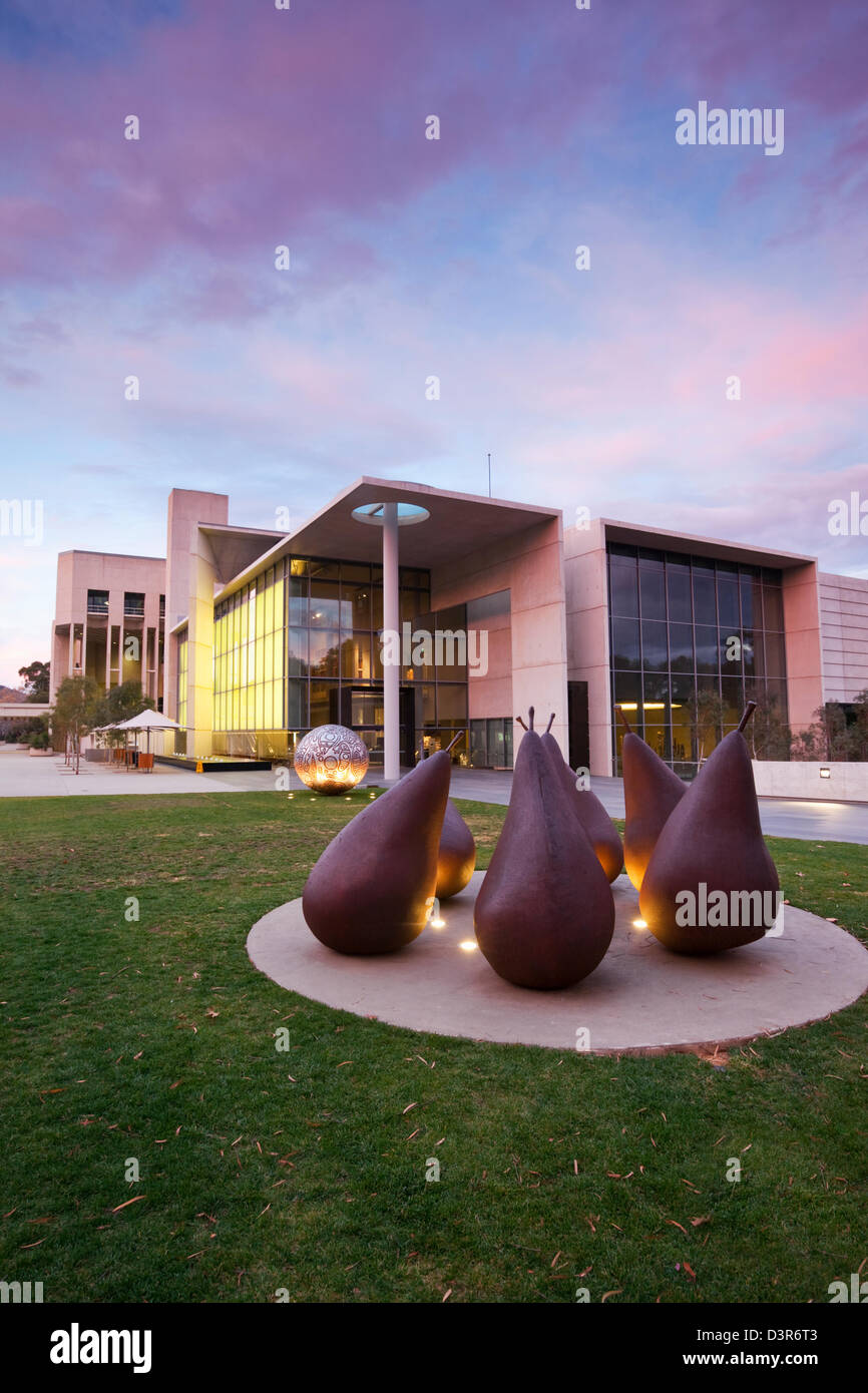 Birnen-Skulptur von George Baldessin und der National Gallery of Australia. Canberra, Australian Capital Territory, Australien Stockfoto