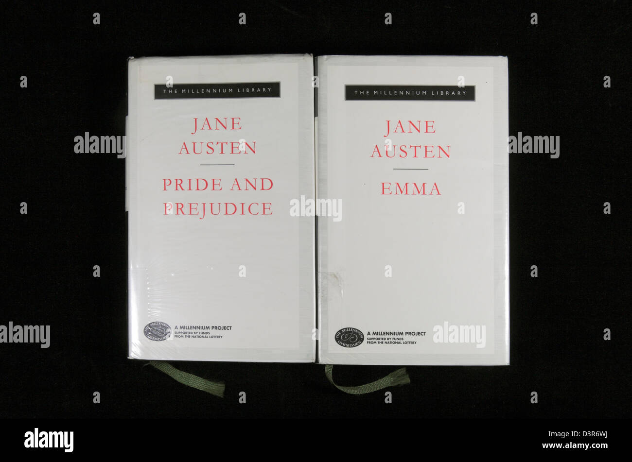"Stolz und Vorurteil" und "Emma", beide geschrieben von Jane Austen. Stockfoto
