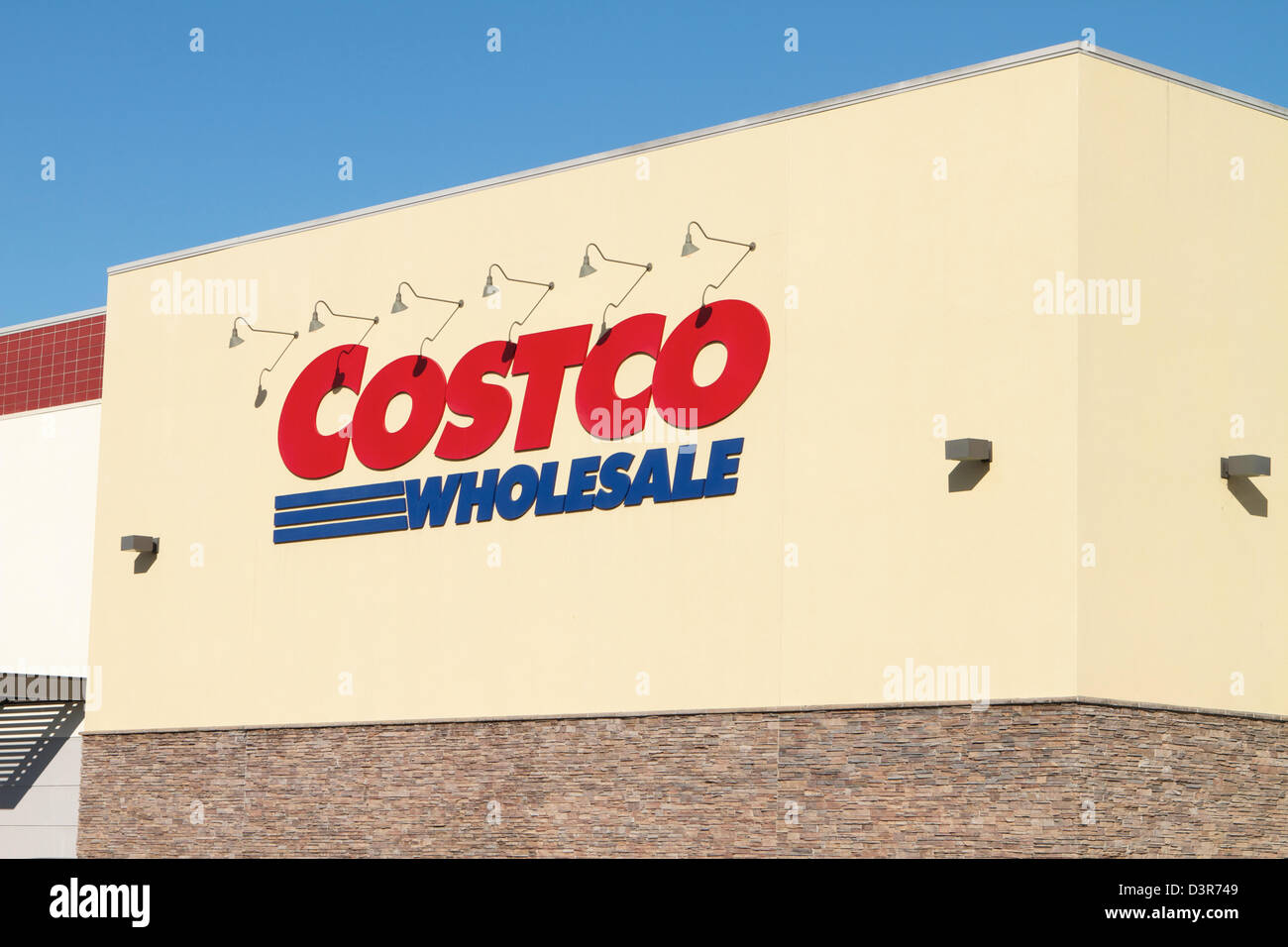 Ein Costco Wholesale shopping Club Schild an einem Geschäft in Tustin, Kalifornien Stockfoto