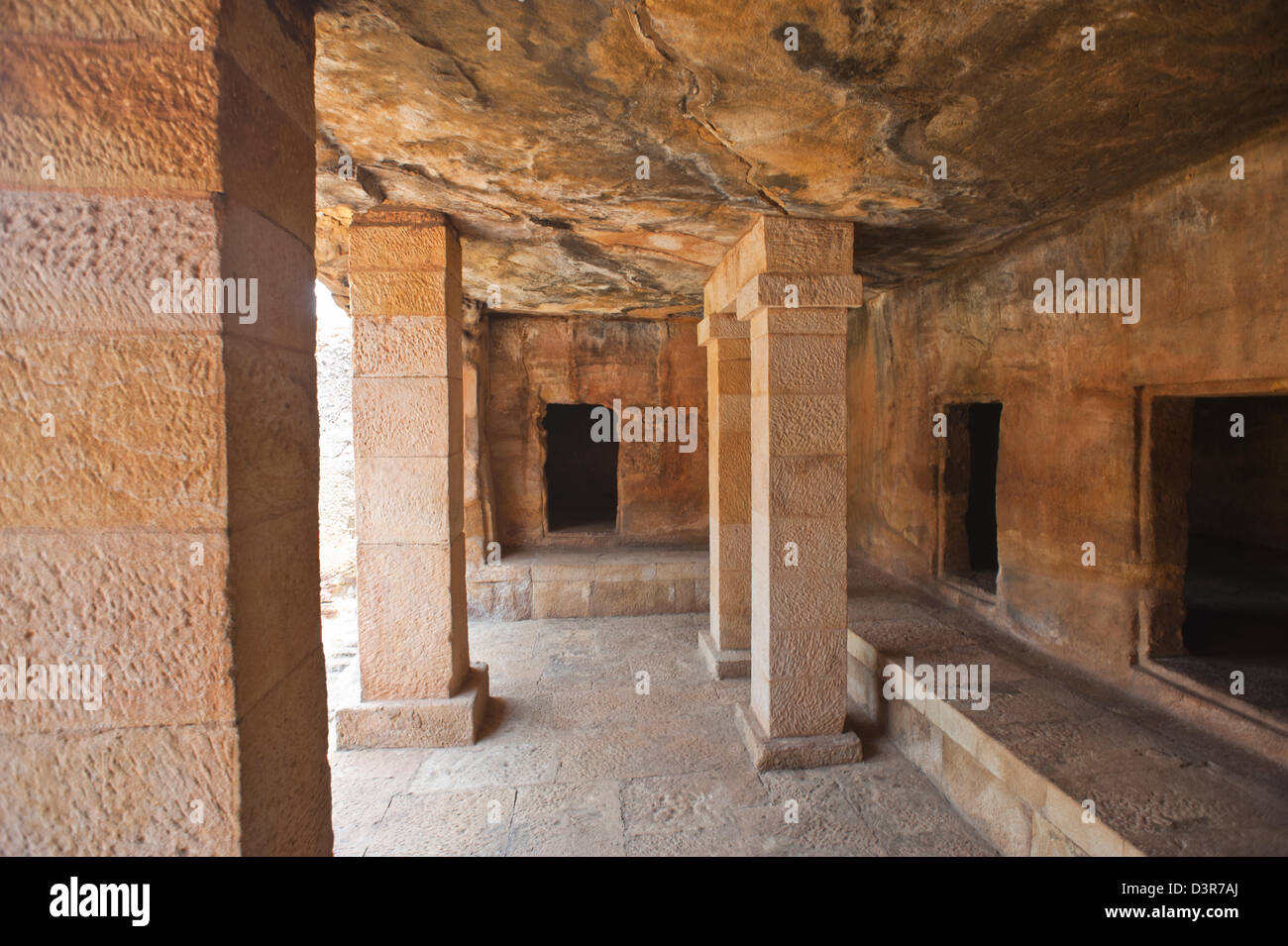 Ruinen der Veranda in einer archäologischen Stätte Udayagiri und Khandagiri Höhlen, Bhubaneswar, Orissa, Indien Stockfoto
