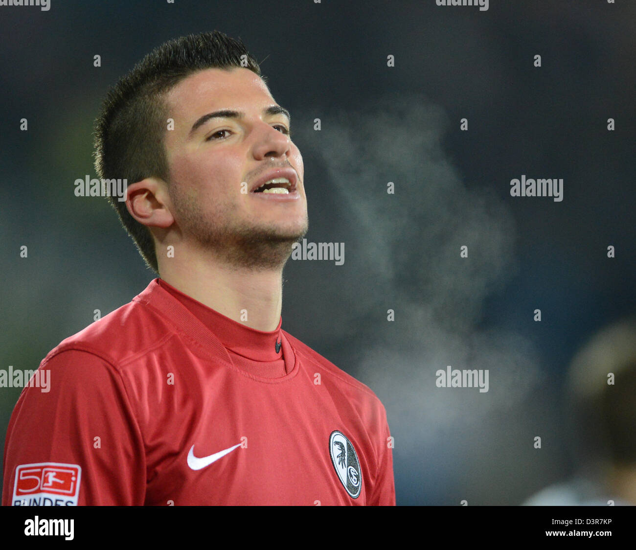 Freiburg, Deutschland. 22. Februar 2013. Freiburgs Marco Terrazzino sieht enttäuscht, nachdem die Bundesliga Fußballspiel zwischen SC Freiburg und Eintracht Frankfurt im Mage Solar-Stadion in Freiburg, Deutschland, 22. Februar 2013. Foto: Patrick Seeger/Dpa/Alamy Live News Stockfoto