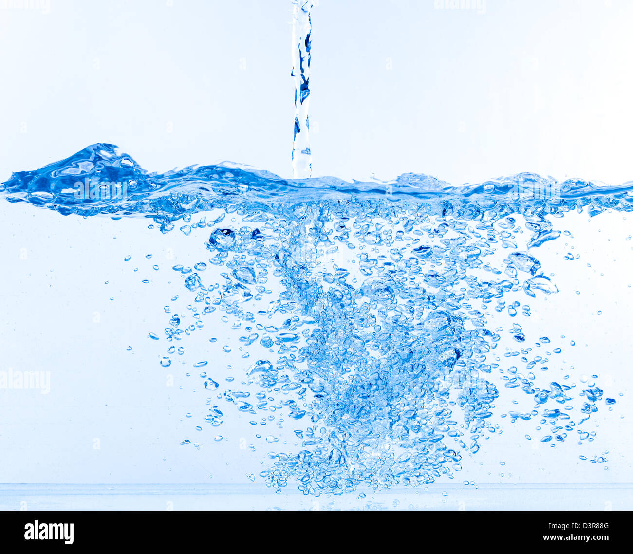 Stream von Wasser ins Wasser zu fallen, Nahaufnahme Stockfoto