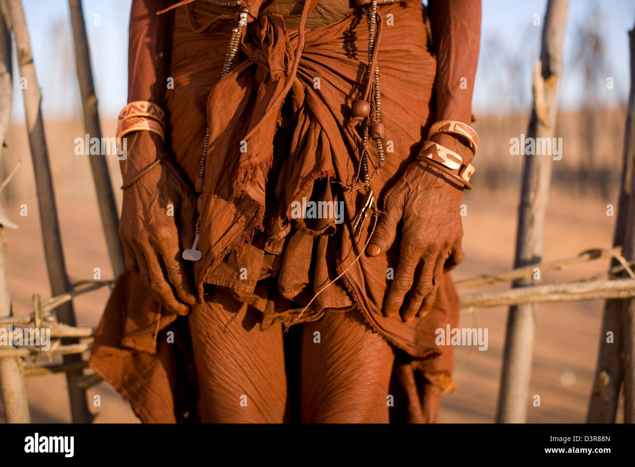 Alternde Haut und Stoff Hiba-Frau in der Serra Caferna, Kaokoland, Namibia Stockfoto