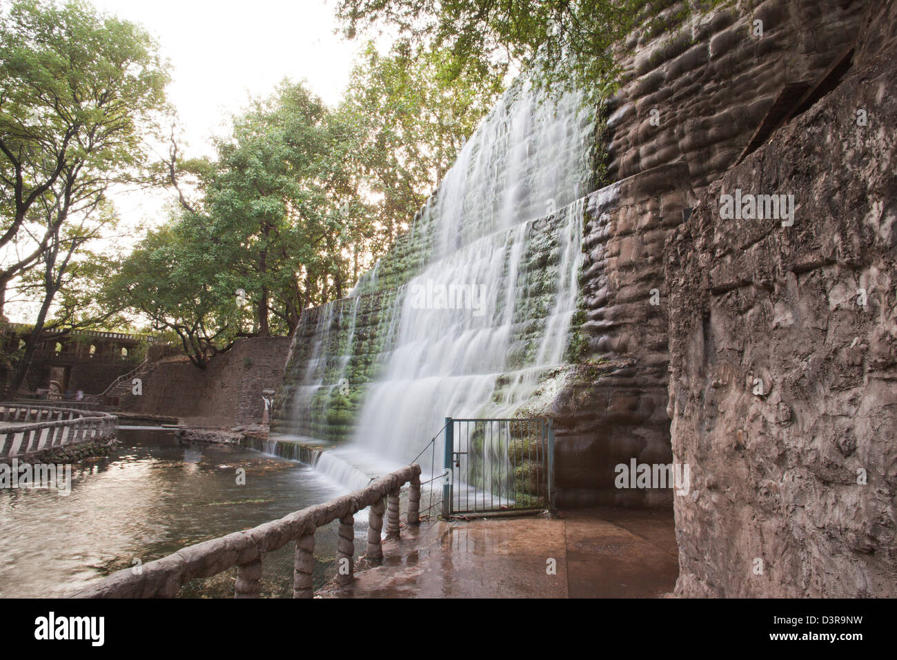Wasserfall im Steingarten von Nek Chand Saini, Steingarten von Chandigarh, Indien Stockfoto