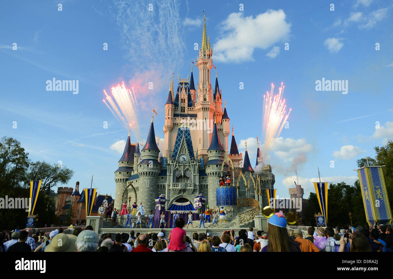 Feuerwerk los auf Schloss Disney Disney World nach einer Show mit Mickey und Minnie, Goofy und anderen Charakteren. Stockfoto