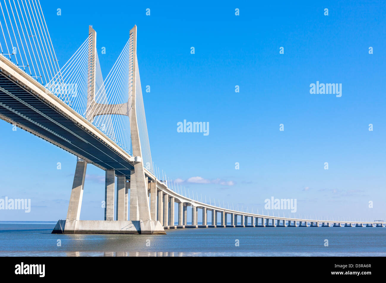 Moderne Brücke-Fragment: Vasco da Gama Bridge (Ponte Vasco da Gama), Lissabon, Portugal Stockfoto