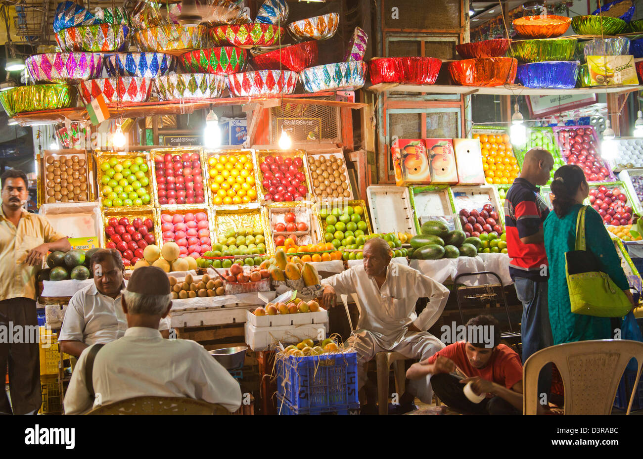 Menschen auf eine Frucht zu vermarkten, Crawford Market, Mumbai, Maharashtra, India Stockfoto