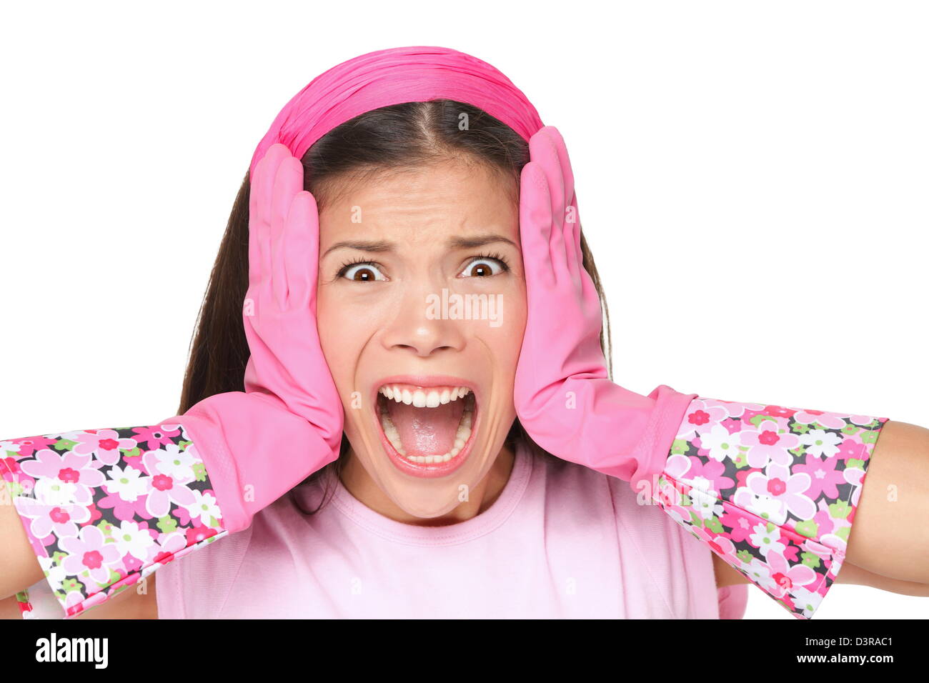 Lustige multirassische Frühling Reinigung Frau schreiend rosa Gummihandschuhen isoliert auf weißem Hintergrund Stockfoto