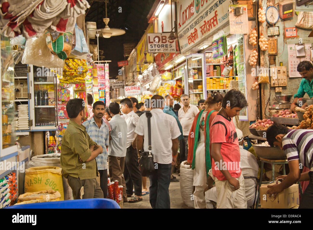 Menschen auf einem Straßenmarkt in einer Stadt, Crawford Market, Mumbai, Maharashtra, Indien Stockfoto