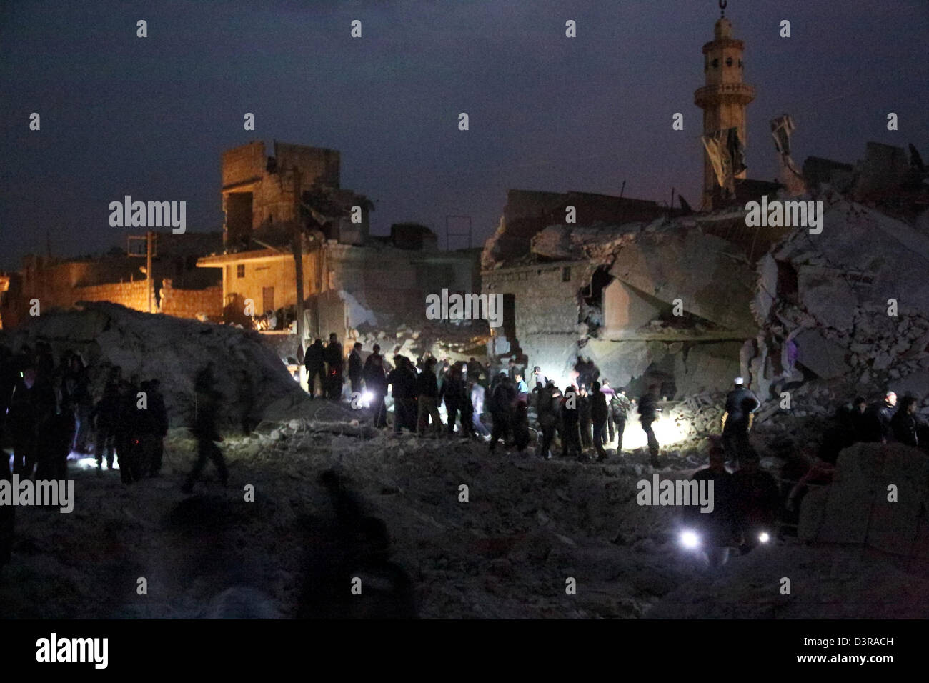 Anwohner versuchen, Überlebende zu retten und die Körper von denen getötet nach einem Angriff von einer vermeintlichen Scud-Rakete traf im Stadtteil Tareeq Al-Bab in Aleppo, Syrien, 22. Februar 2013 zu erholen. Foto: Jan A. Nicolas/dpa Stockfoto