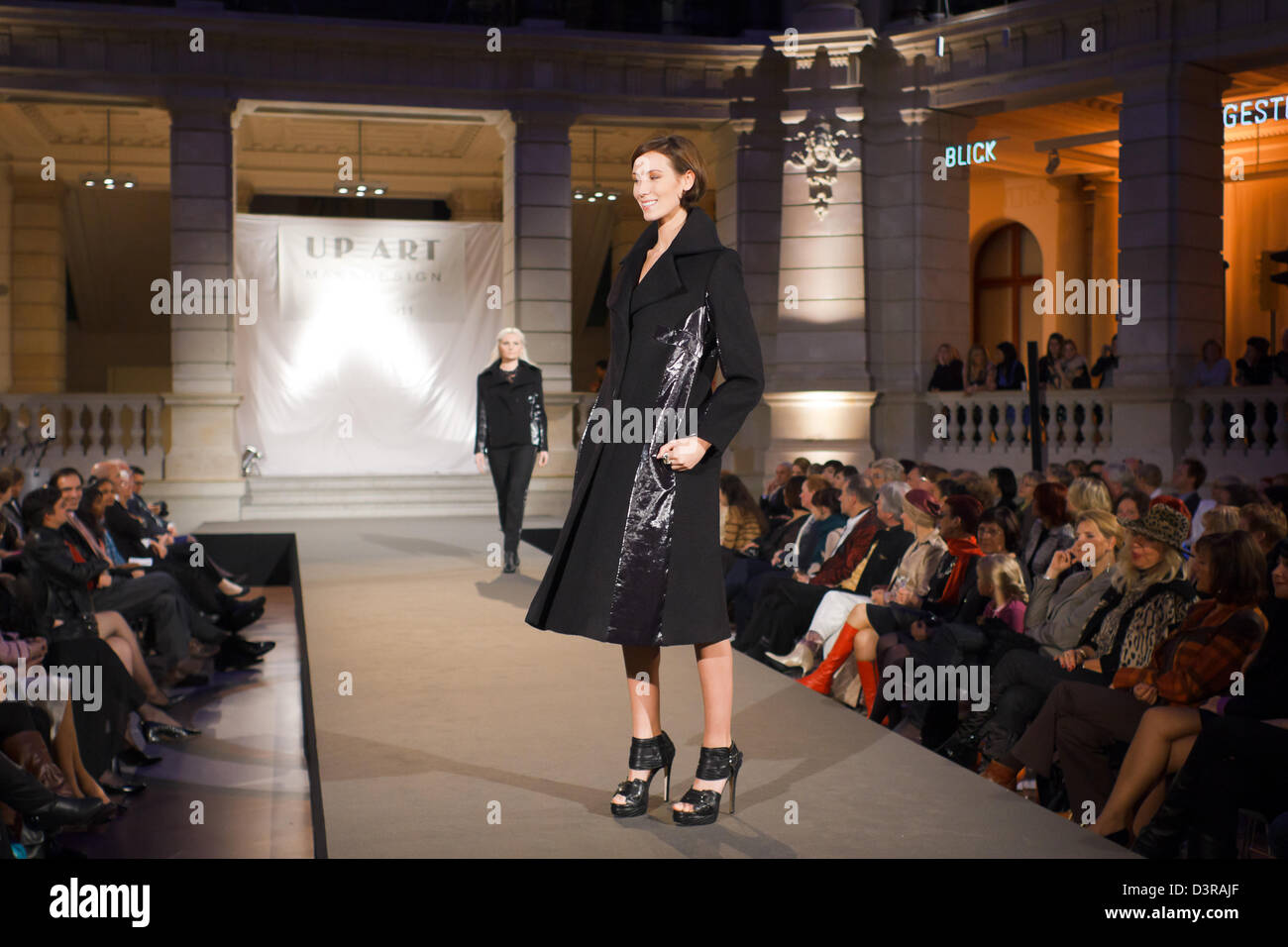 Berlin, Deutschland, Berlin-Fashion-Show Couturewerkstatt auf Masse Kunstdesign Stockfoto