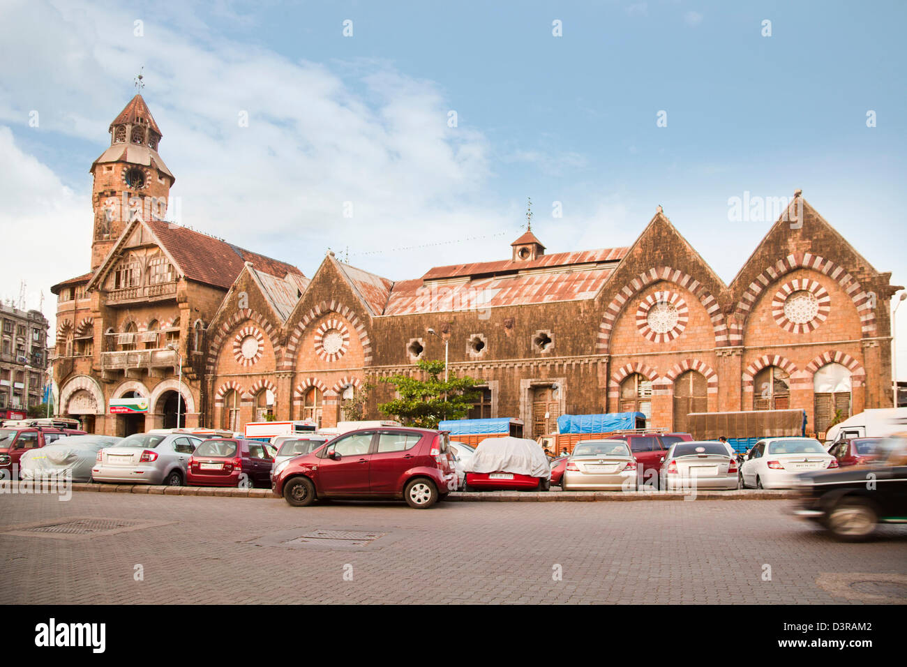 Parken außerhalb eines Gebäudes, Crawford Market, Mumbai, Maharashtra, Indien Stockfoto