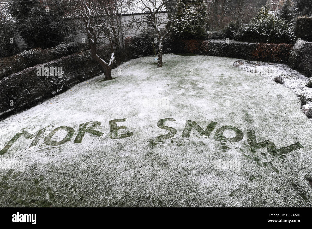 MEHR Schnee geschrieben im Schnee in einem Garten in North Yorkshire, england Stockfoto