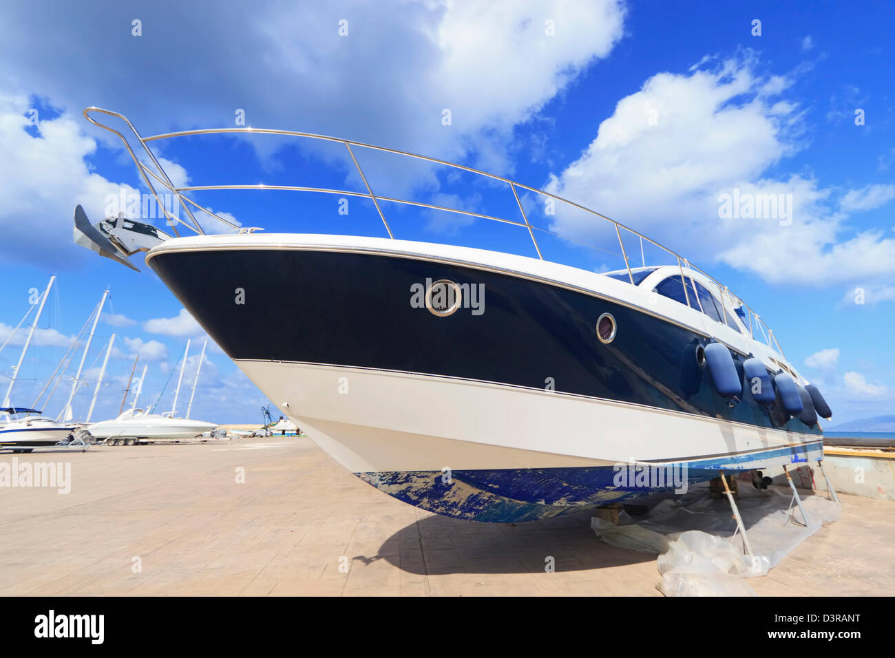 Luxus-Motoryacht gestrandet zur Reparatur an der marina Stockfoto