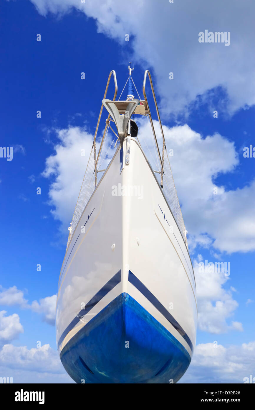 Segelboot für die Reparatur gegen blauen Himmel mit vereinzelten Wolken gestrandet Stockfoto