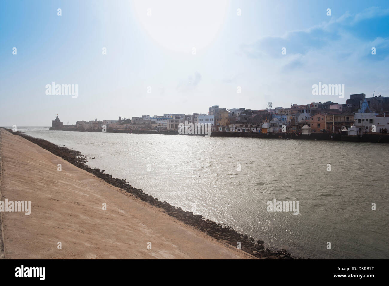 Gebäude an der Waterfront Gomati Fluß, Dwarka, Gujarat, Indien Stockfoto