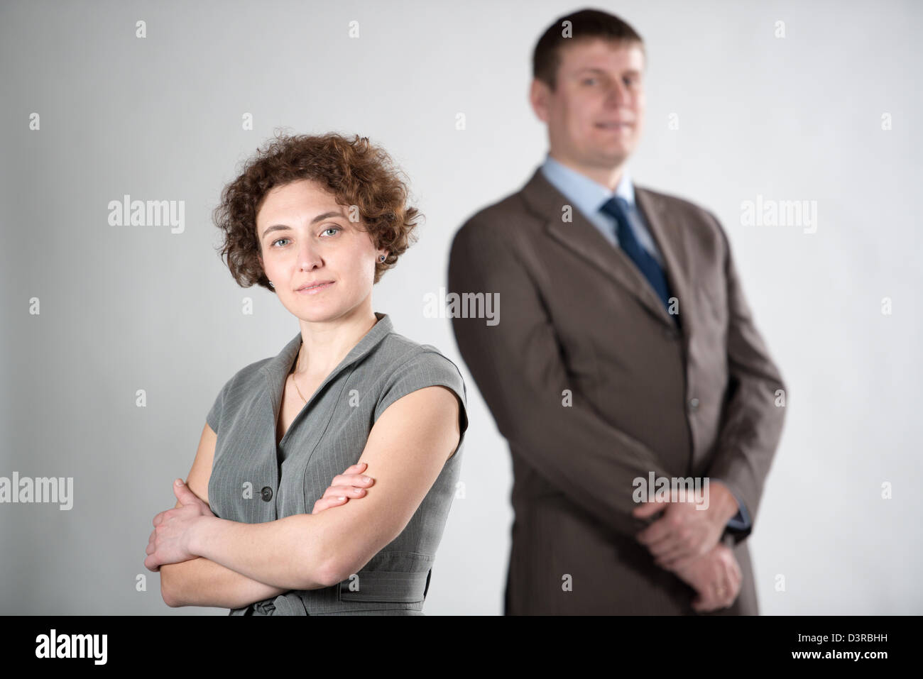 Junges Unternehmen paar, Geschäftsmann und Geschäftsfrau in grauen Anzügen Stockfoto