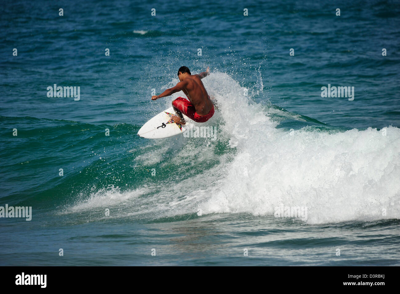 Surfer mit Cutback, Itacare, Bahia, Brasilien, 08.01.2013 Stockfoto