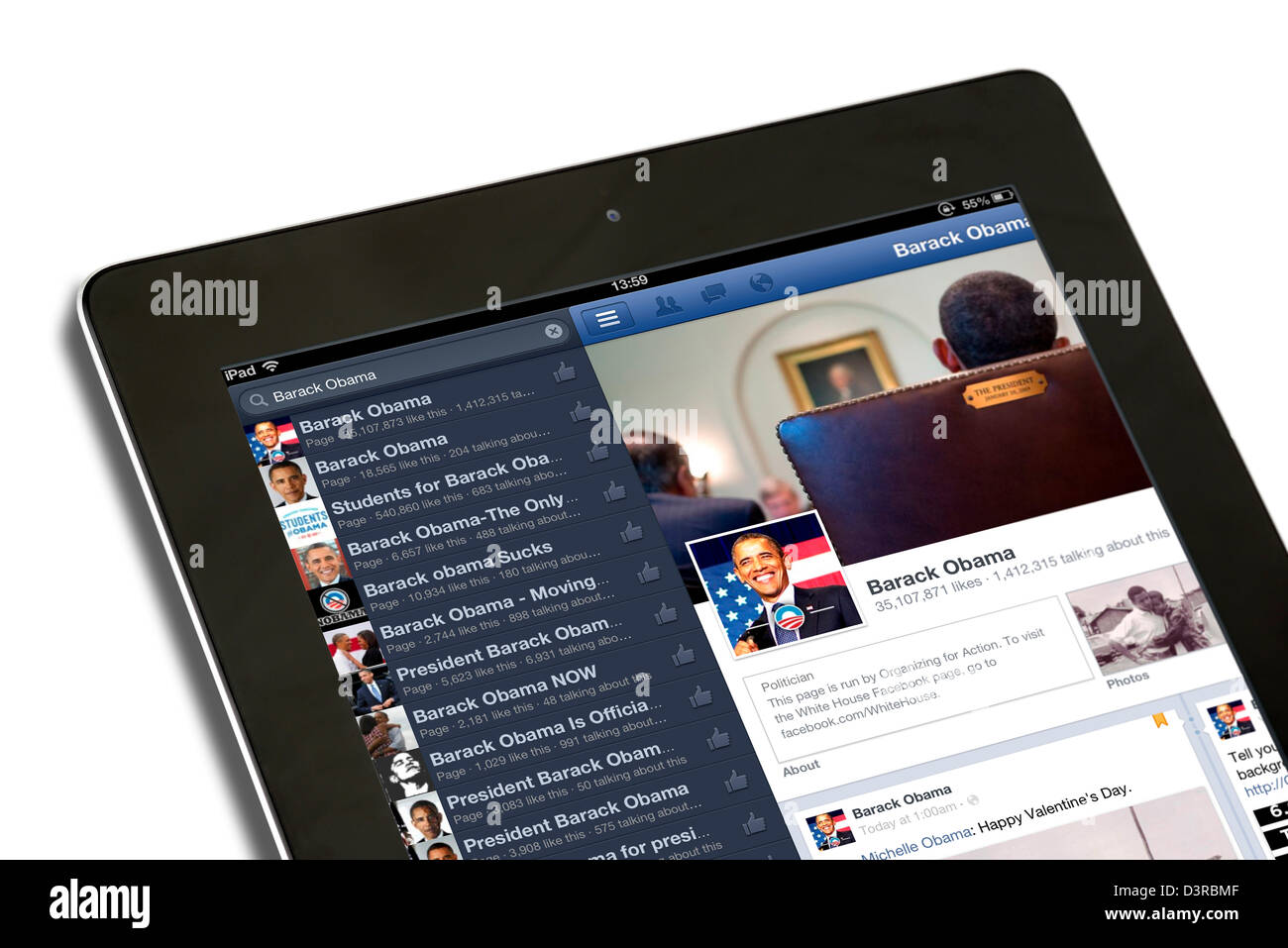 US-Präsident Barack Obama auf eine 4. Generation Apple iPad, UK Facebook suchen Stockfoto