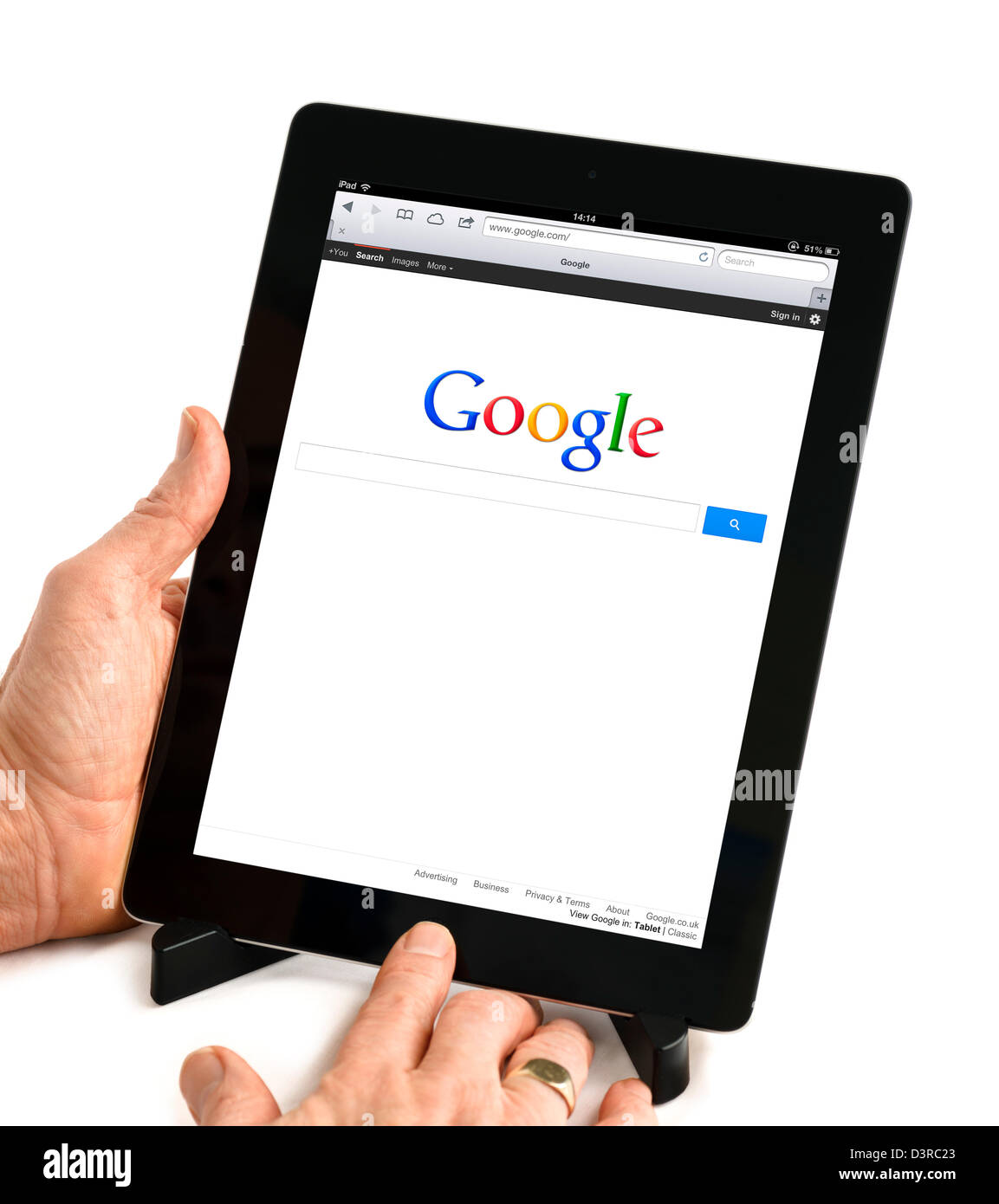 Google.com Suche auf dem iPad eine 4. Generation betrachtet Stockfoto