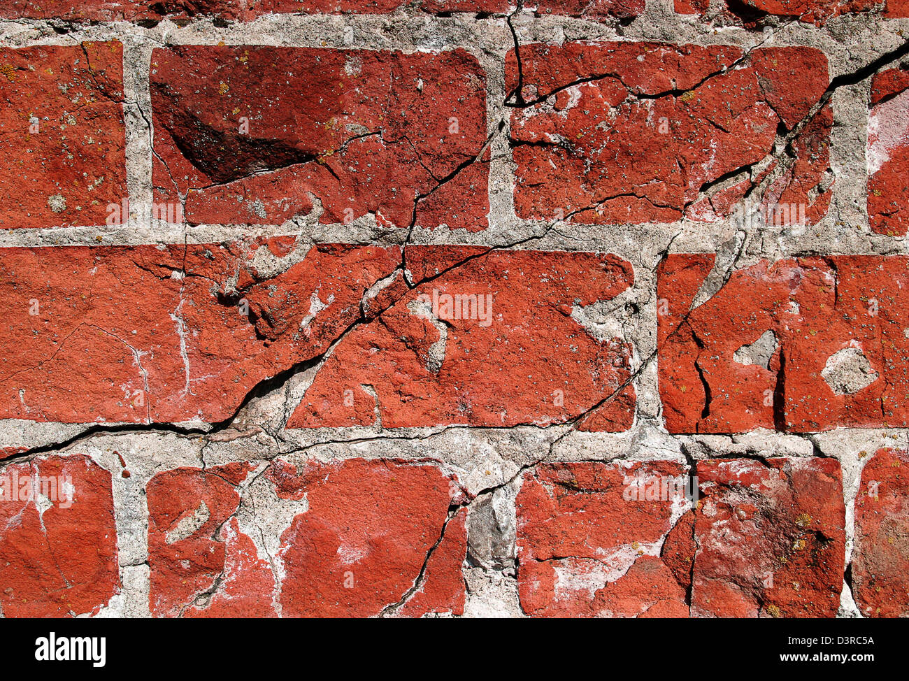 Rissig und alten roten Backsteinmauer Stockfoto