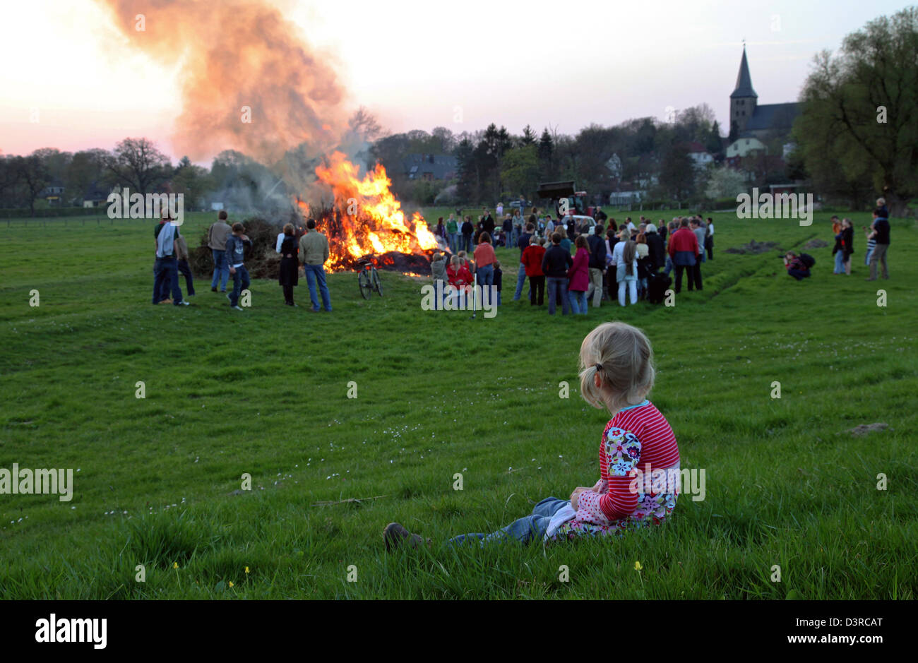 Bremen, Deutschland, Osterfeuer auf der Wiese in Bremen-Lesum Stockfoto