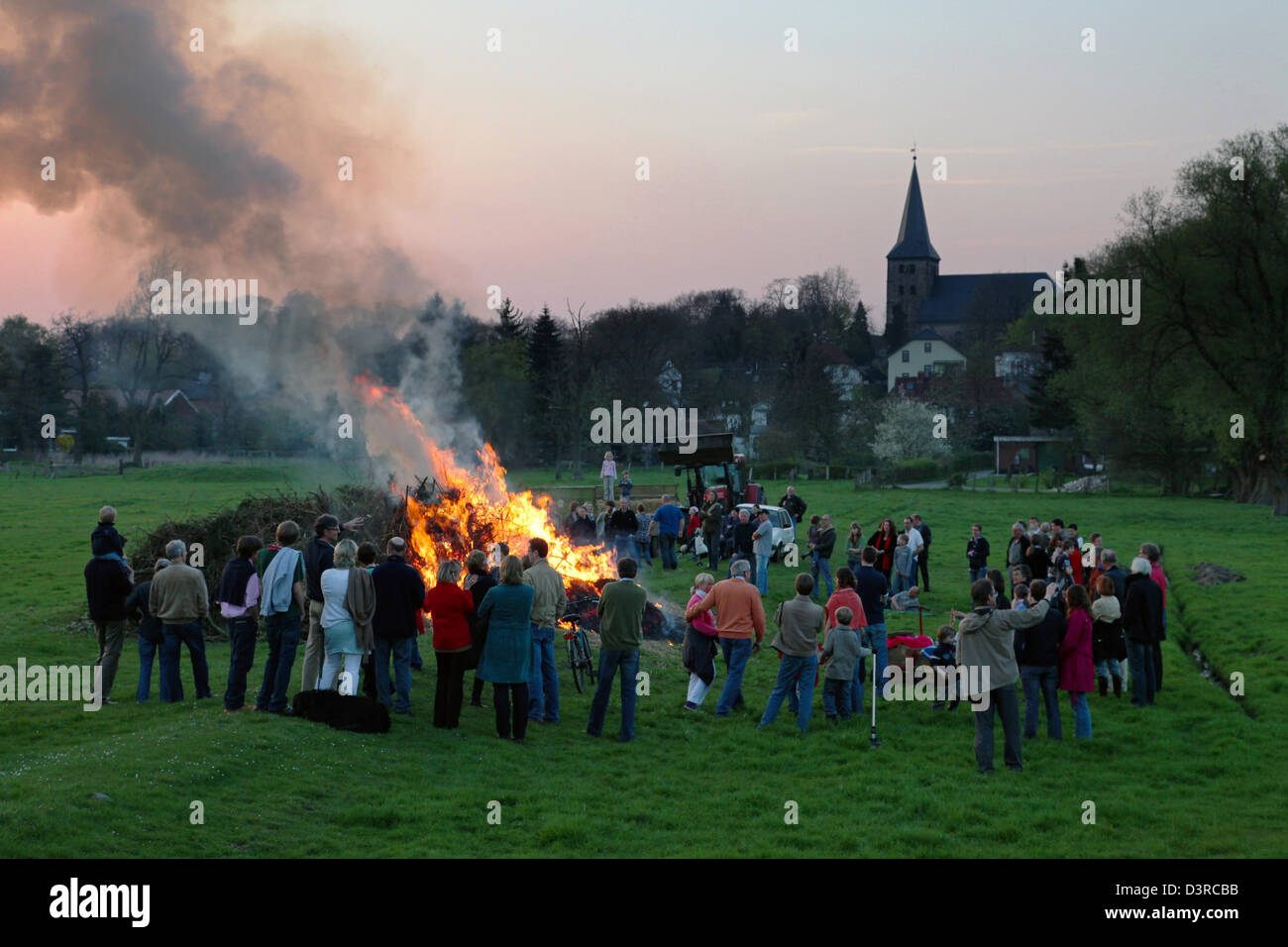 Bremen, Deutschland, Osterfeuer auf der Wiese in Bremen-Lesum Stockfoto