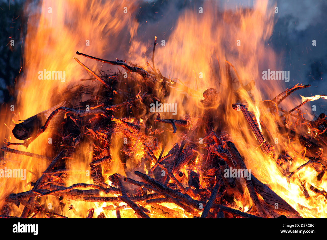 Bremen, Deutschland, Nahaufnahme von einem Osterfeuer auf einer Wiese Stockfoto