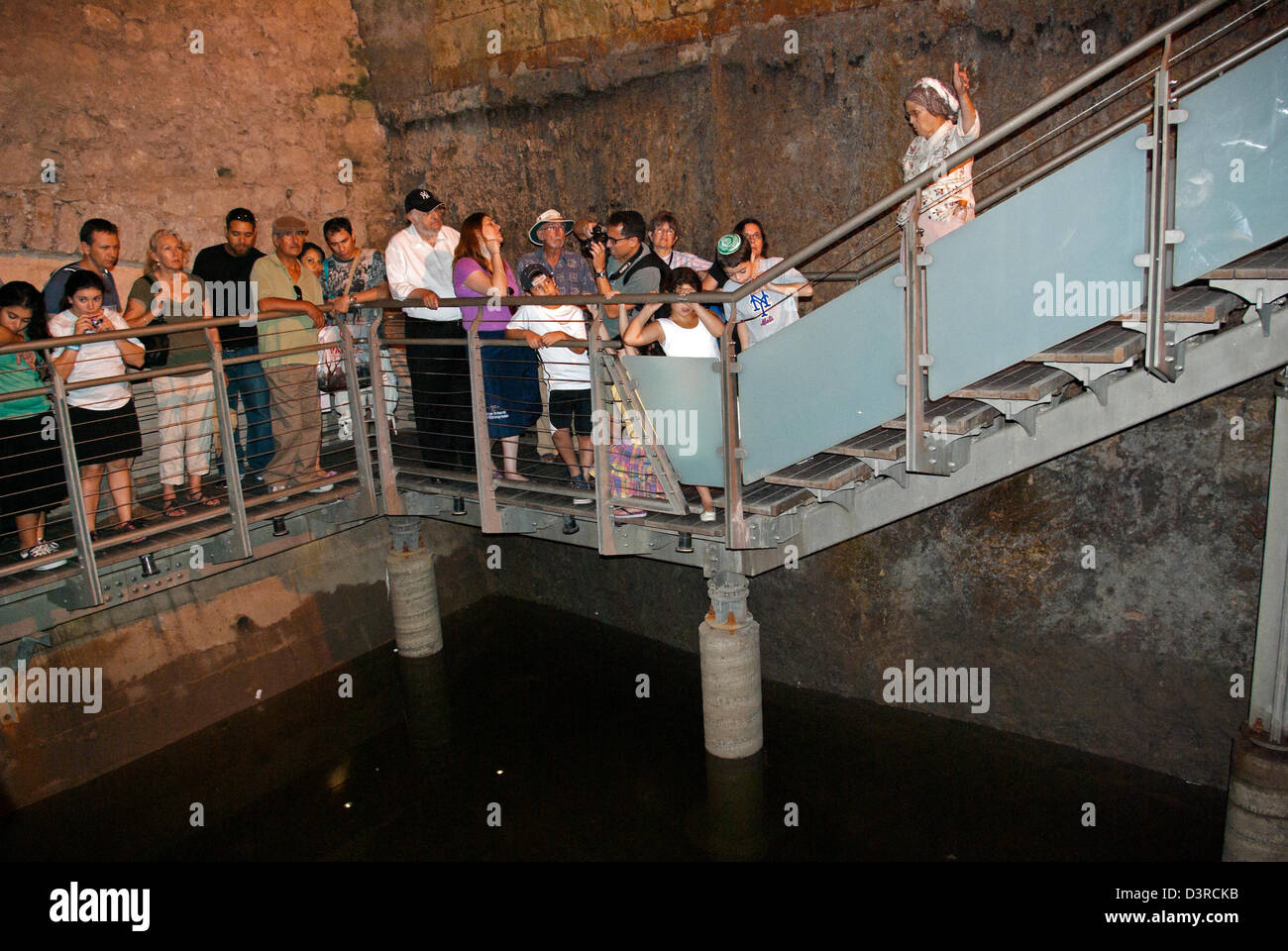 Frau Reiseführer sagt Besucher auf der Plattform stehen, dass Wasser in unterirdischen Räumen des westlichen wall.2000 vor Jahren lagerte. Stockfoto