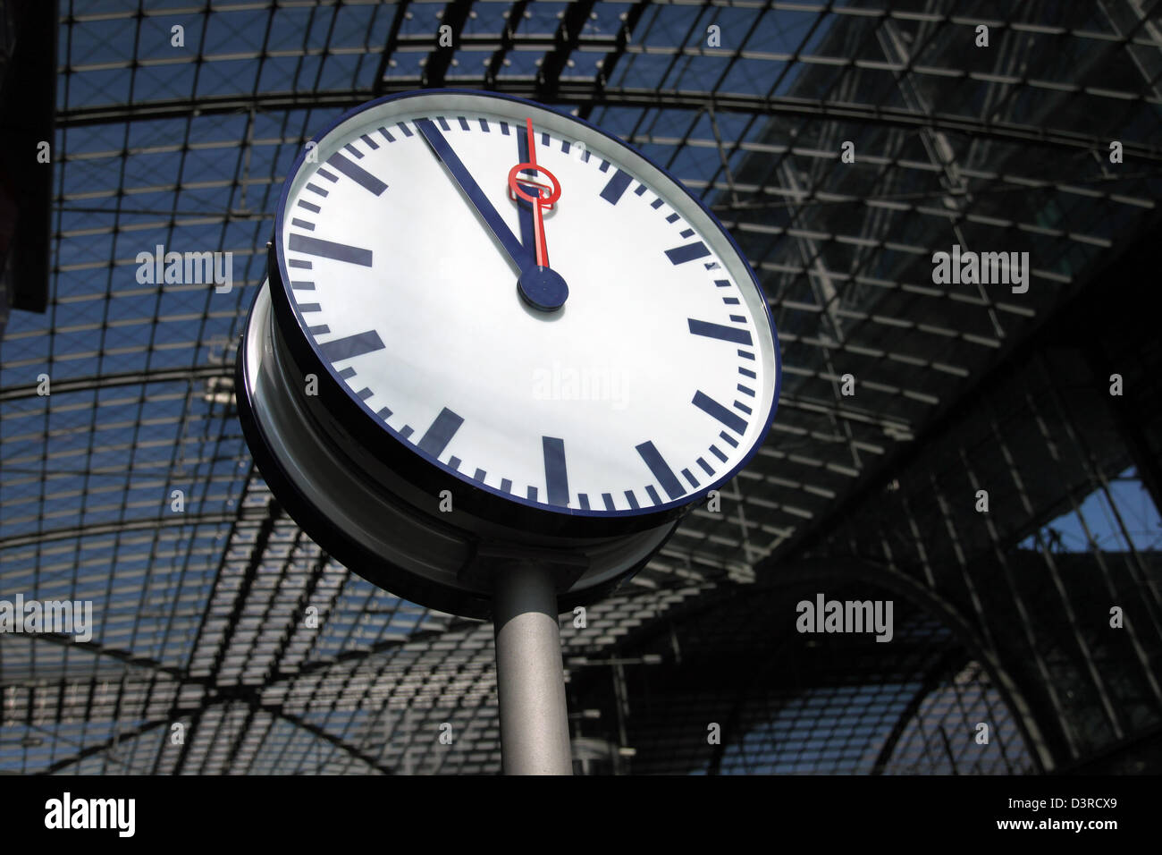 Berlin, Deutschland, ist im Berliner Hauptbahnhof Uhr auf 11:55 Stockfoto