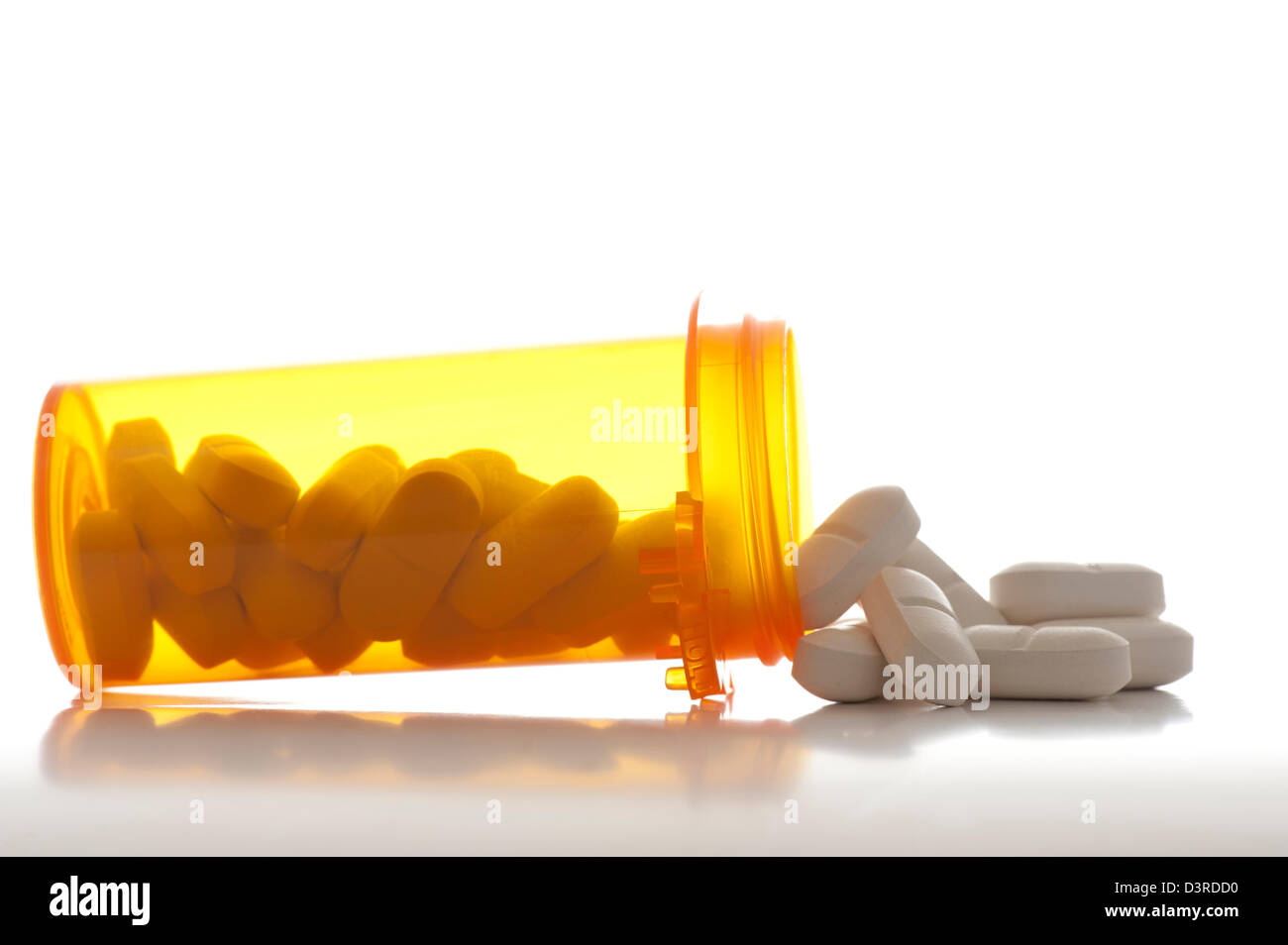 Detailansicht der Verschreibung Pille Flasche mit Pillen und kein label Stockfoto