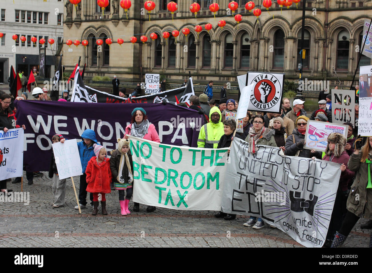 Manchester, UK. 23. Februar 2013. Rund 300-400 Menschen marschierten durch die Innenstadt von Manchester am Samstag, Februar 23,2013 gegen Rat Kürzungen zu protestieren. Die Gruppe marschierte von Oxford Road, Albert Square vor dem Rathaus, wo eine Kundgebung stattfand. Bildnachweis: Christopher Middleton / Alamy Live News Stockfoto