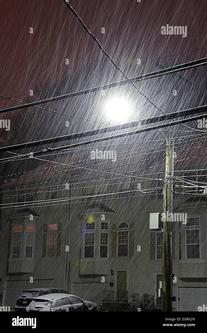 Schnee, Graupel & Regen winterliche Mischung & Telefon Stromleitungen, Winter Sturm in der Nacht Stockfoto