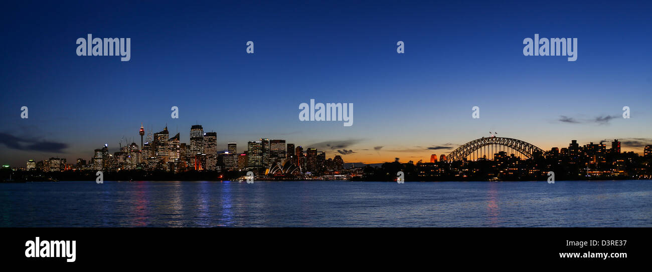 Sonnenuntergang Panorama über Sydney mit der Brücke, Innenstadt und Opernhaus Stockfoto