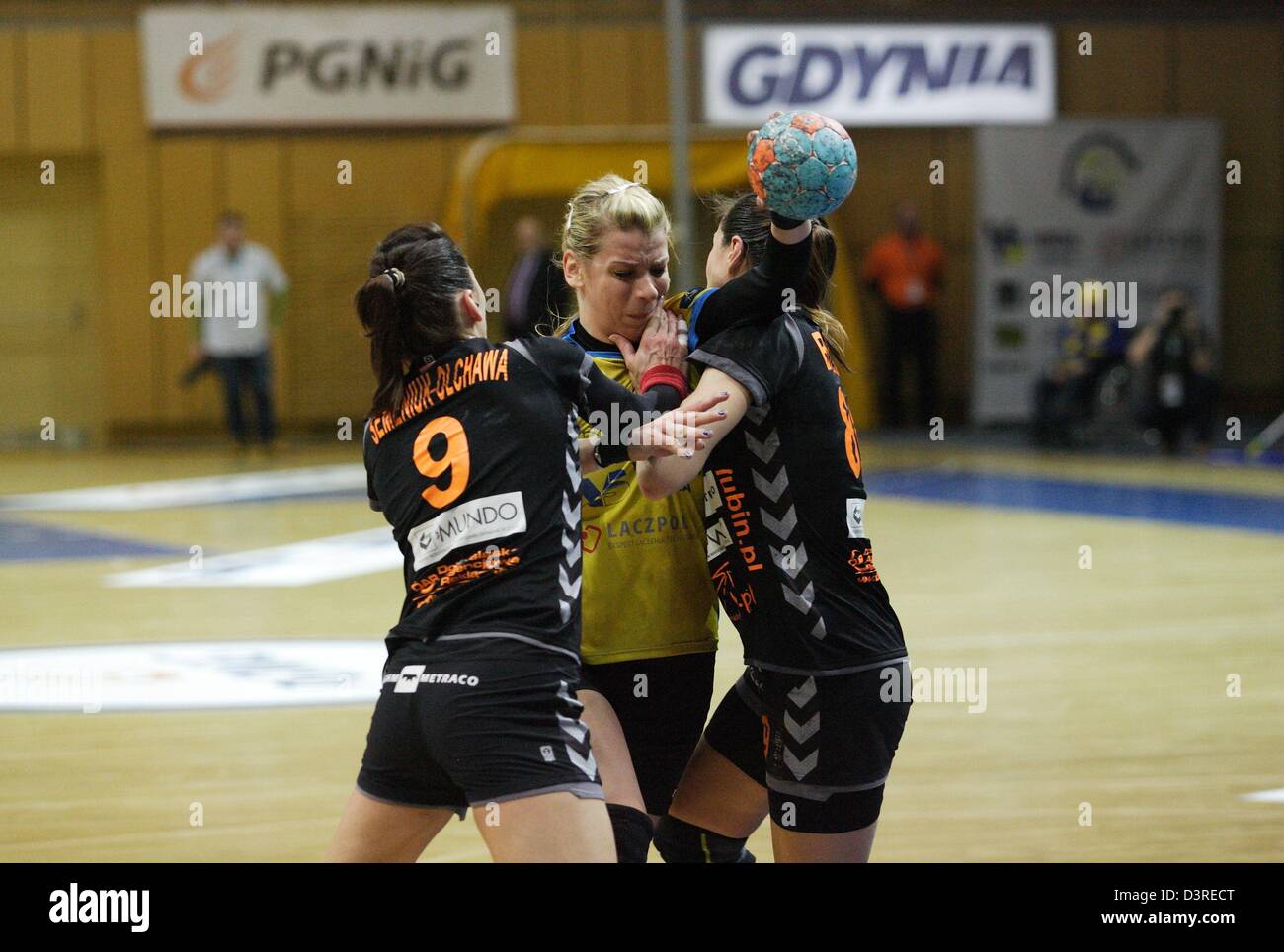 Gdynia, Polen.  23. Februar 2013.  Handball: Cup Finale vier PGNiG Polnisch. Vistal Laczpol Gdynia V KGHM Metraco Zaglebie Lubin Spiel bei HSW Sporthalle in Gdynia.  Zych Aleksandra (18) in Aktion während des Spiels. Bildnachweis: Michal Fludra / Alamy Live News Stockfoto