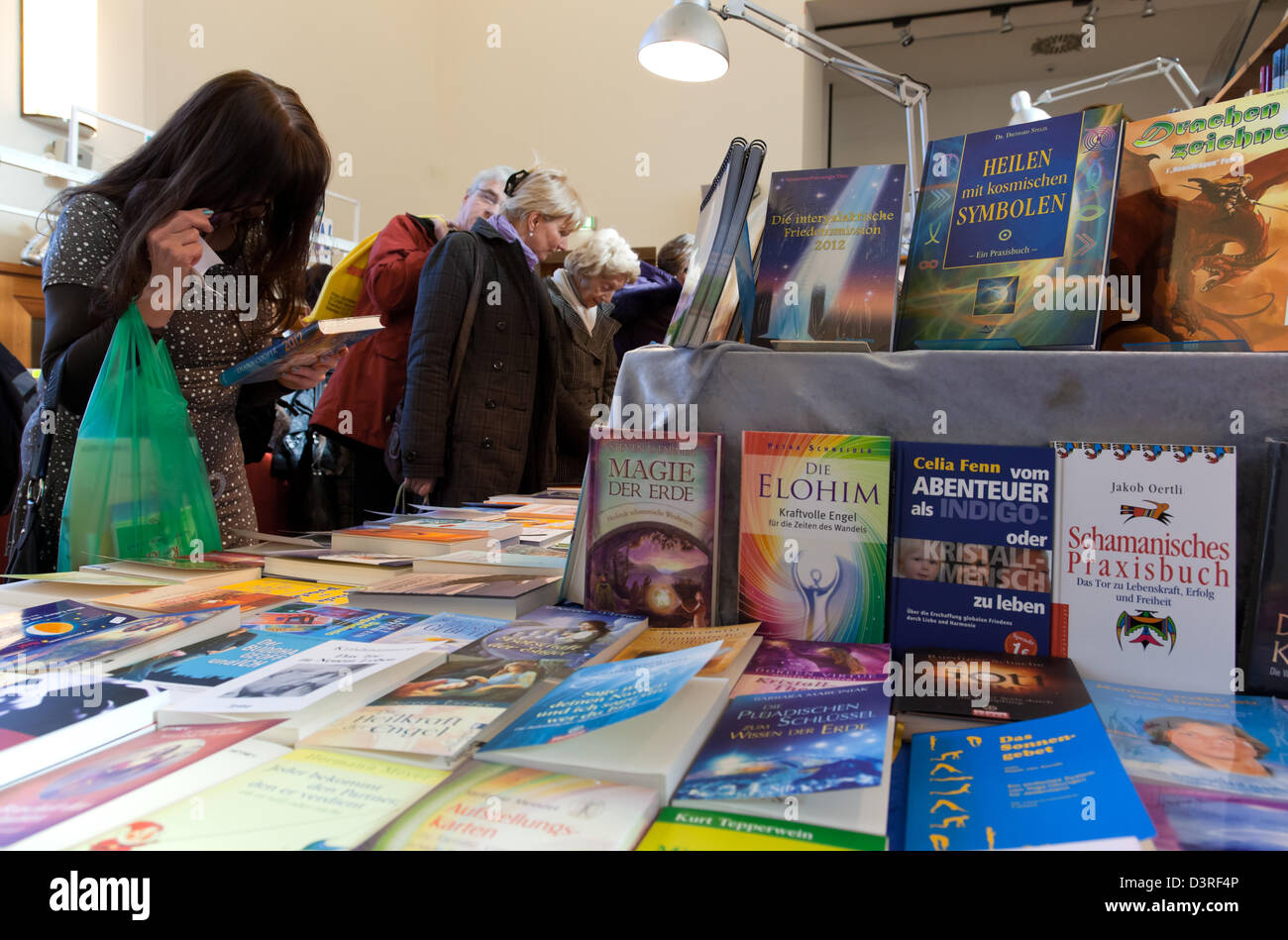 Berlin, Deutschland, Material und technische Texte in der New-Age-Messe Stockfoto