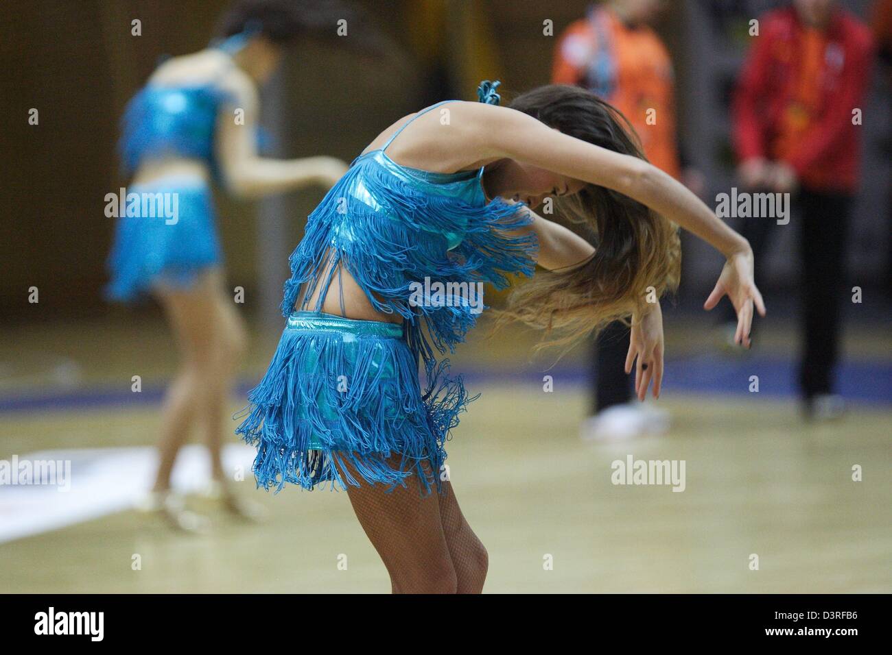 Gdynia, Polen. 23. Februar 2013. Handball: Vistal Laczpol Gdynia V KGHM Metraco Zaglebie Lubin Spiel.   Der "Gdynia Cheerleader" Cheerleader-Team führt während der Halbzeit. Bildnachweis: Michal Fludra / Alamy Live News Stockfoto