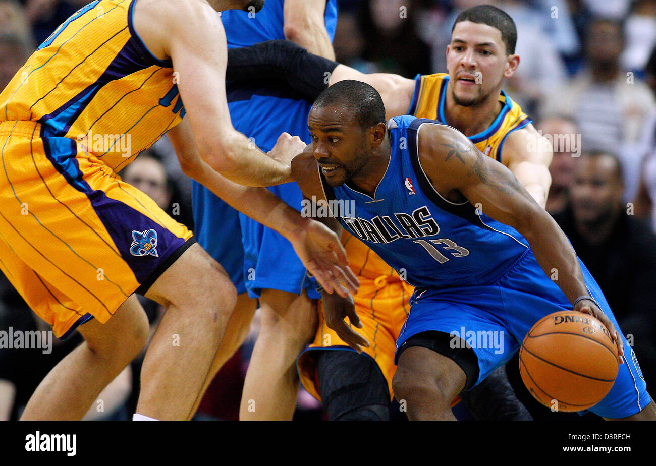 New Orleans, USA. 22. Februar 2013.  Dallas Mavericks point Guard Mike James (13) treibt Vergangenheit New Orleans Hornets shooting Austin Rivers (25) während der NBA-Basketball-Spiel zwischen den New Orleans Hornets und den Dallas Mavericks in der New Orleans Arena in New Orleans, LA Credit Guard: Cal Sport Media / Alamy Live News Stockfoto