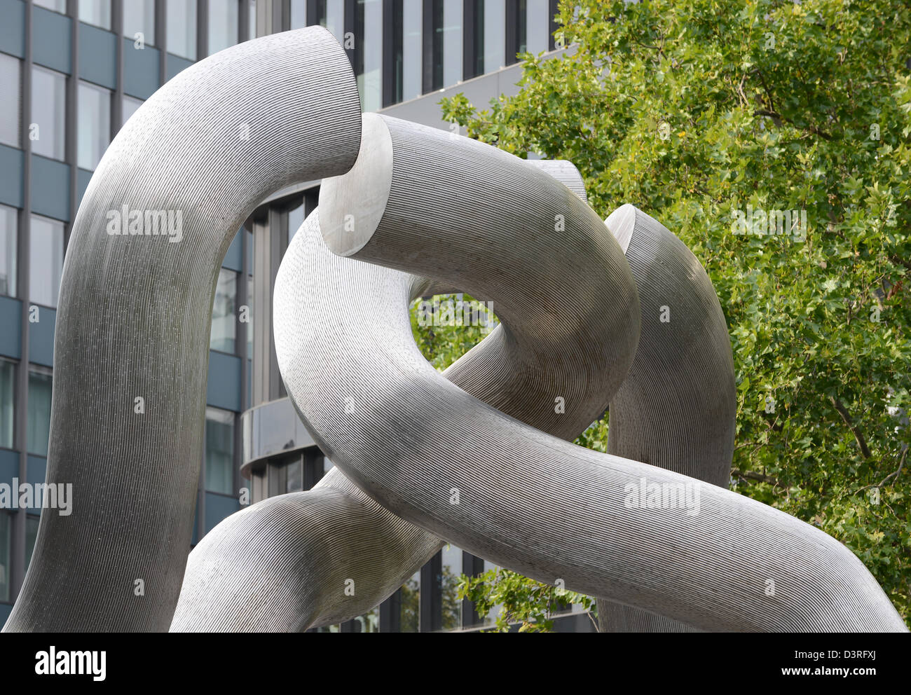 Berlin Skulptur, eine "gebrochene Kette", wollte die abgetrennten Verbindungen zwischen West- und Ost-Berlin zu symbolisieren. Stockfoto