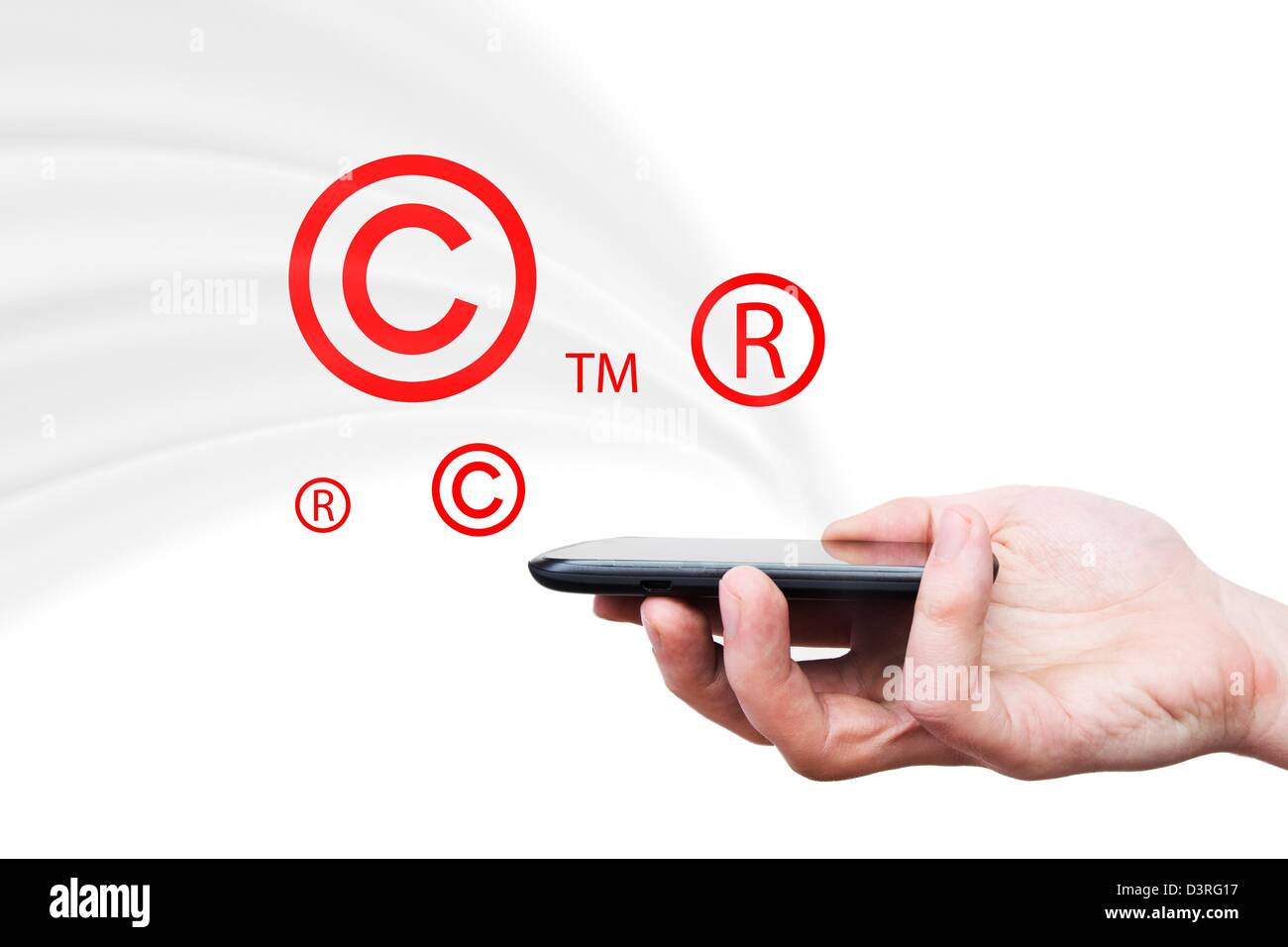Urheberrecht, Markensymbole fliegen vom Smartphone. Sicherheit und Piraterie Zusammensetzung Stockfoto