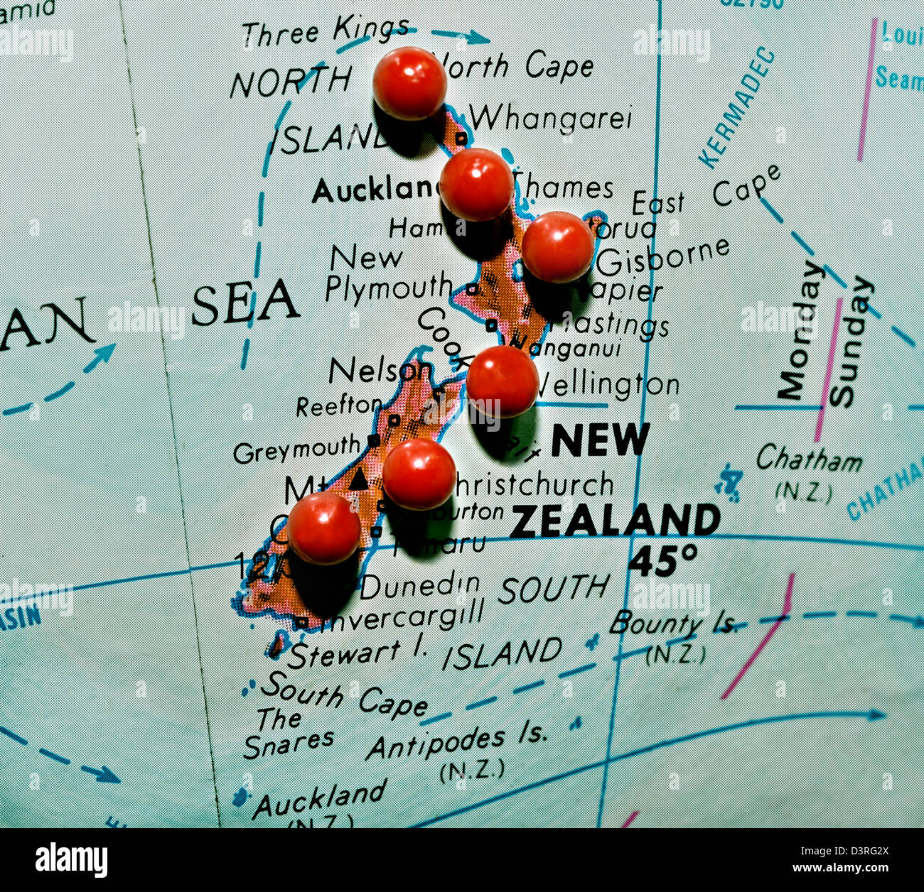 Karte von Neuseeland mit Punkten des Reisens. Stockfoto