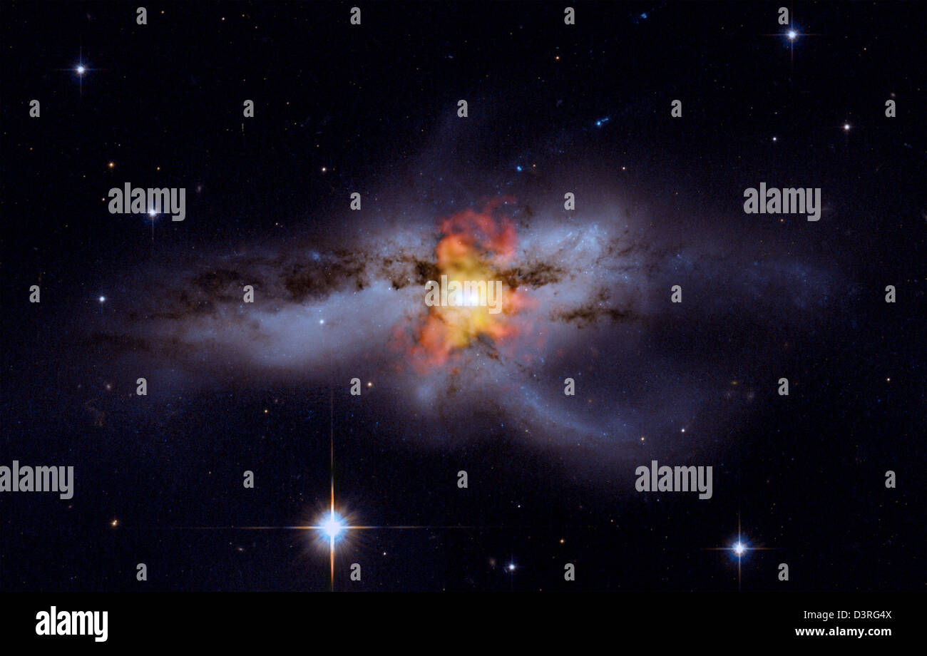 Das Chandra-Röntgenobservatorium und das Hubble-Weltraumteleskop erfassen Bilder einer 330 Millionen Lichtjahre entfernten Galaxie und geben Einblicke in das Verhalten von Schwarzen Löchern und Weltraumphänomene. Stockfoto Das Chandra-Röntgenobservatorium und das Hubble-Weltraumteleskop erfassen Bilder einer 330 Millionen Lichtjahre entfernten Galaxie und geben Einblicke in das Verhalten von Schwarzen Löchern und Weltraumphänomene. Stockfoto