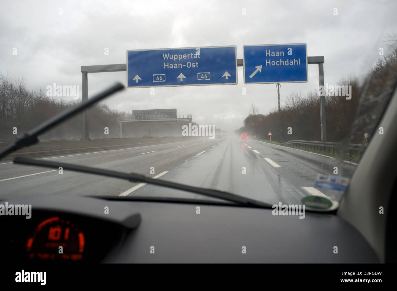 Fahren im Regen auf die A46 Richtung Norden in Richtung Wuppertal, Nordrhein-Westfalen, Deutschland. Stockfoto